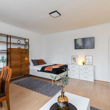 Room, Pirenejska 20 Cozy Rooms Варшава Экстерьер фото