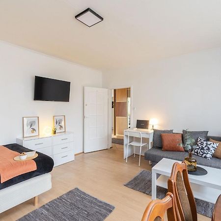 Room, Pirenejska 20 Cozy Rooms Варшава Экстерьер фото